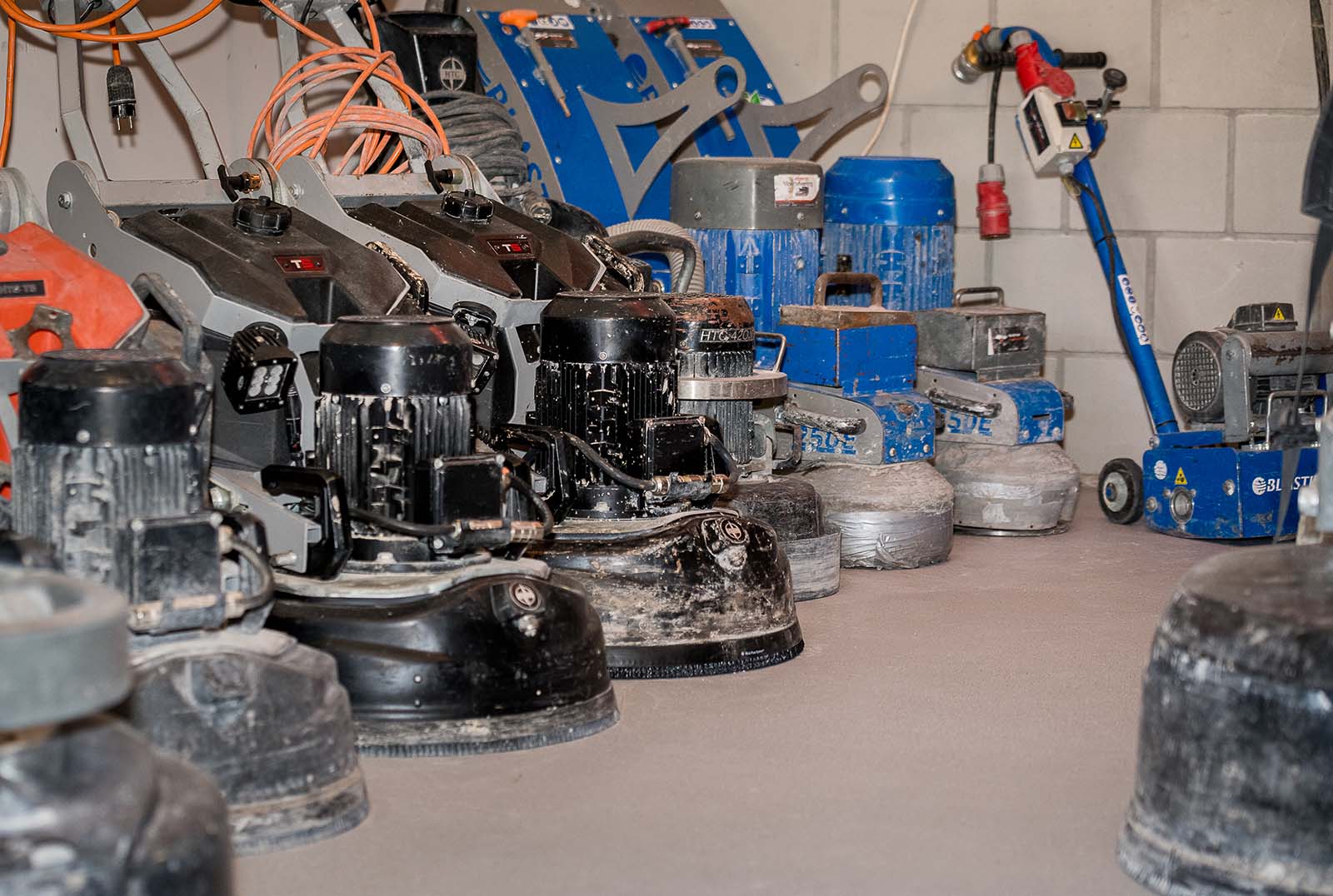 Diverse machines en gereedschappen die gebruikt worden voor het betonvloer vlakken en polijsten.