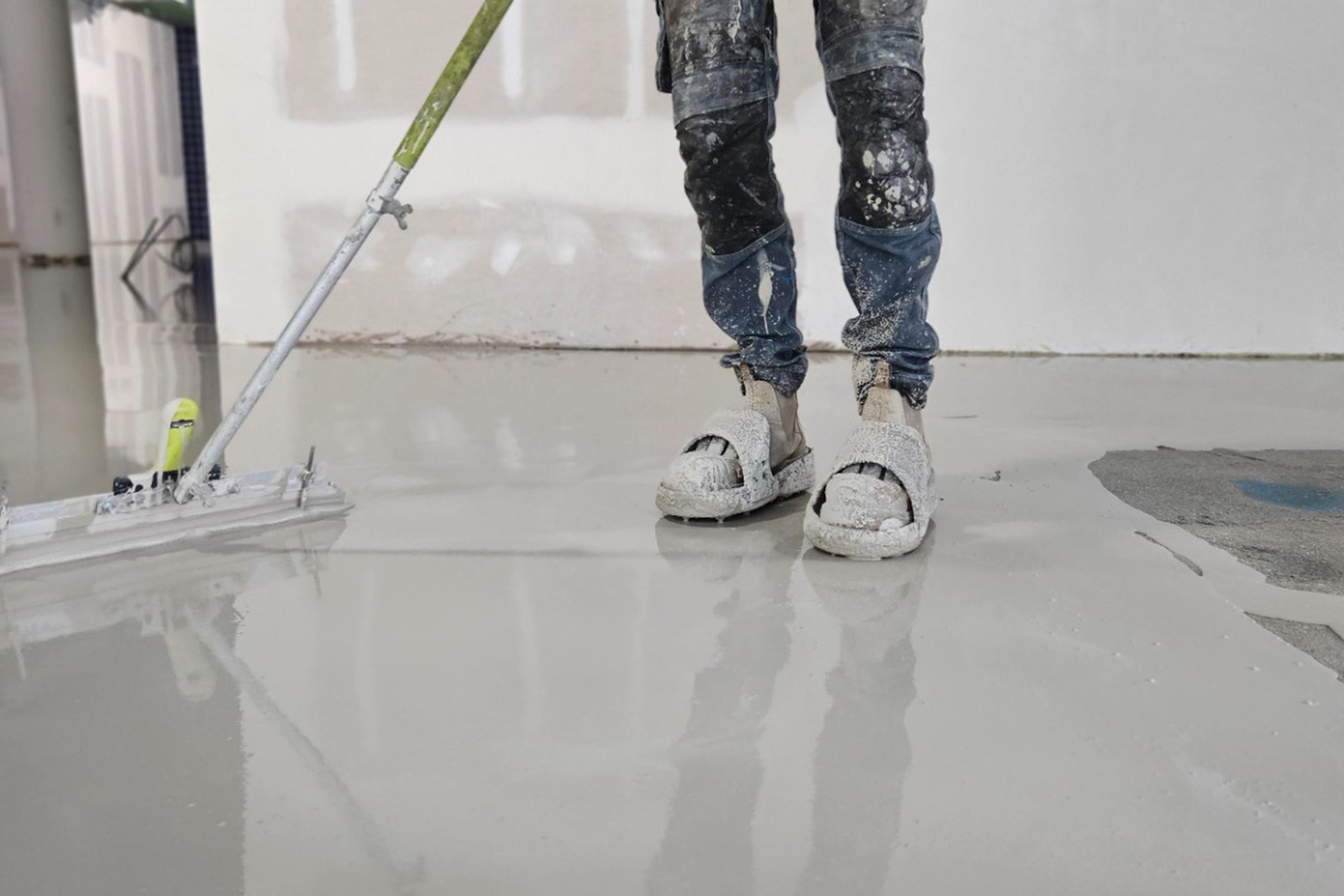 Een betonvloer wordt gecoat naar aanleiding van de vloer die stof afgeeft