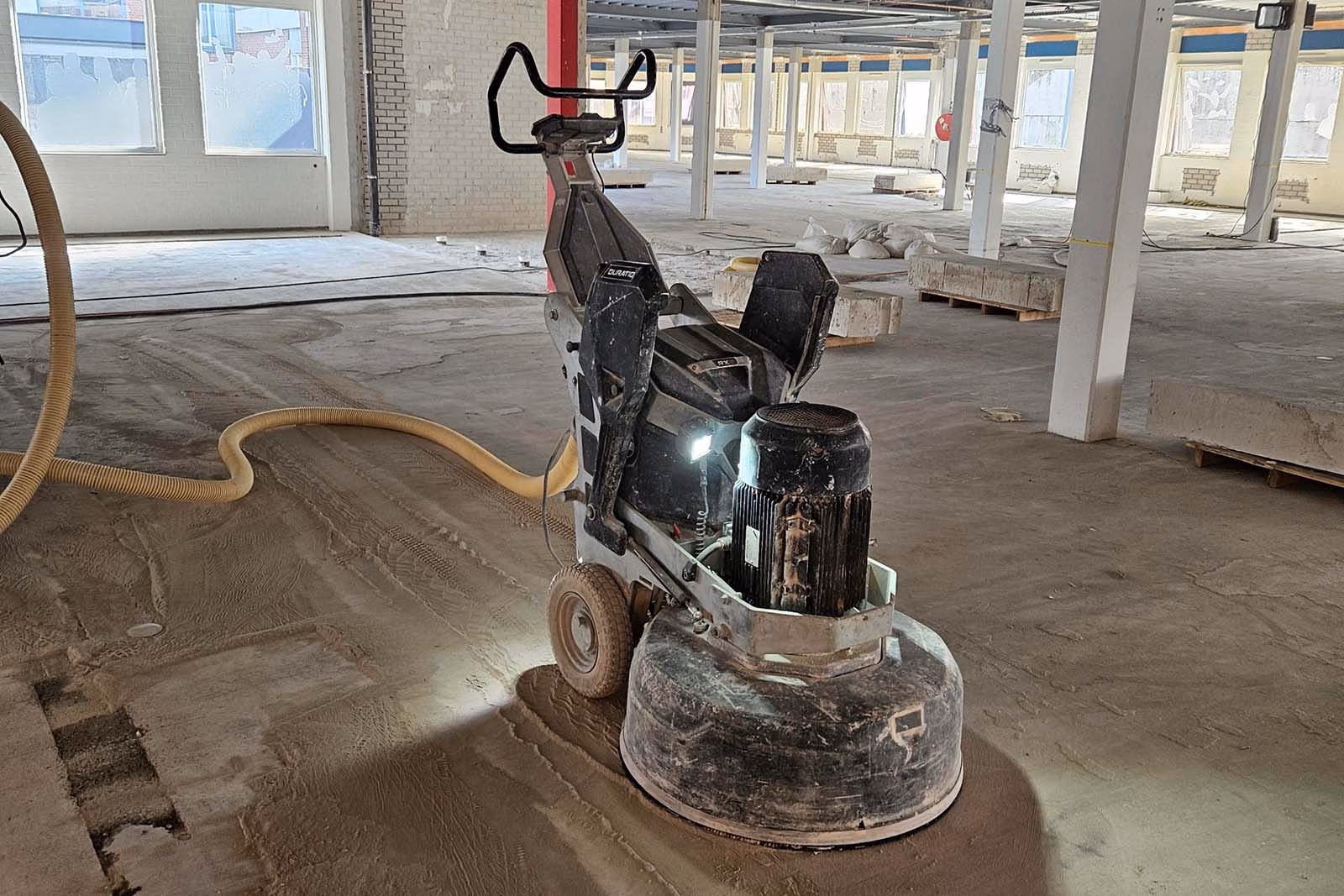Professionele machine voor het verwijderen van lijmresten van een cementdekvloer