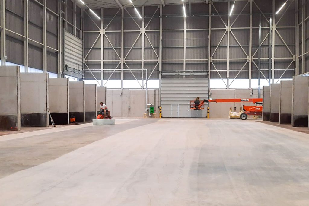 Betonvloer reiniging grote bedrijfsruimte