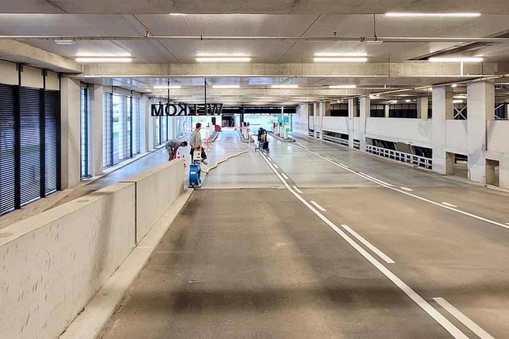 betonvloer stralen parkeergarage