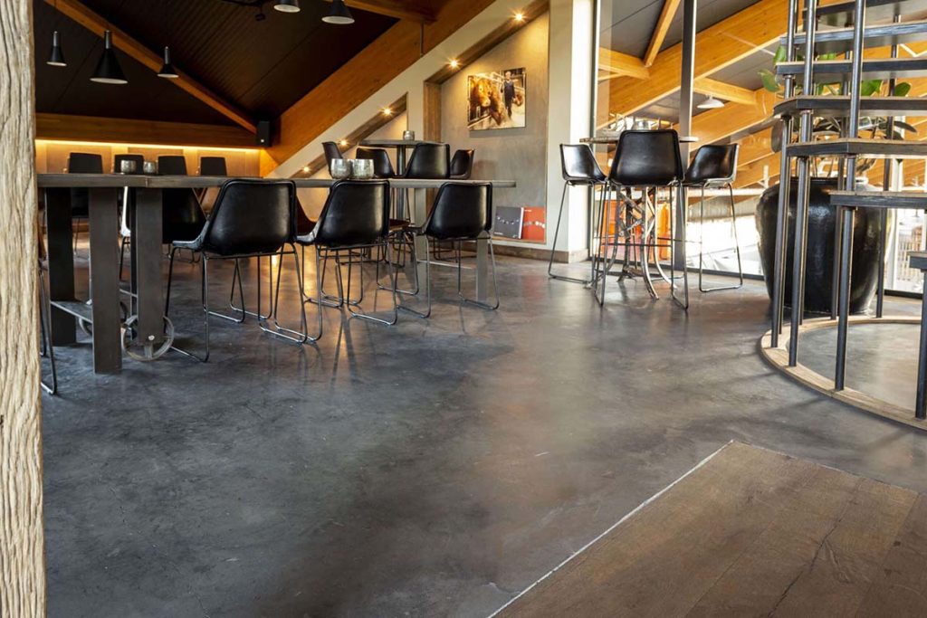 Levendige betonvloer kantoor en kantine lunteren Hardeman Vloerbewerking 2