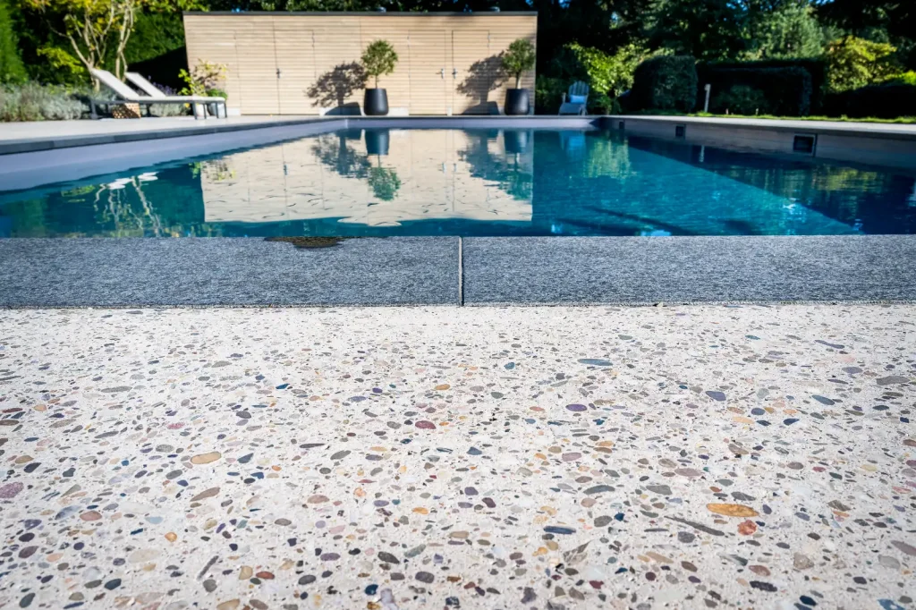 Terrazzo betonvloer zwembad