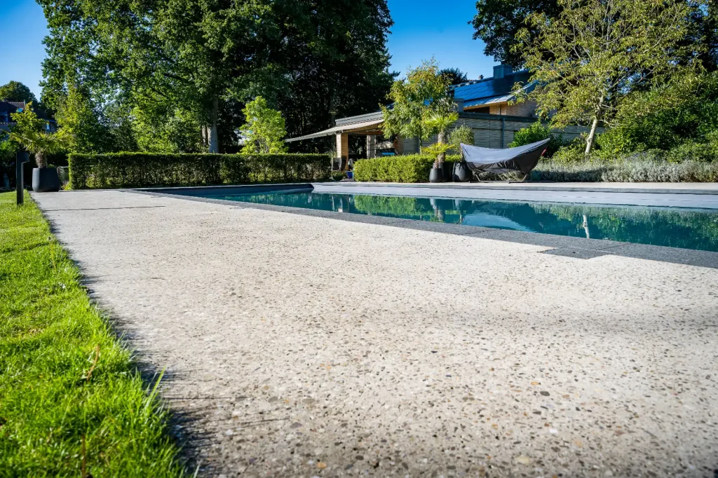 Slijpen betonvloer zwembad
