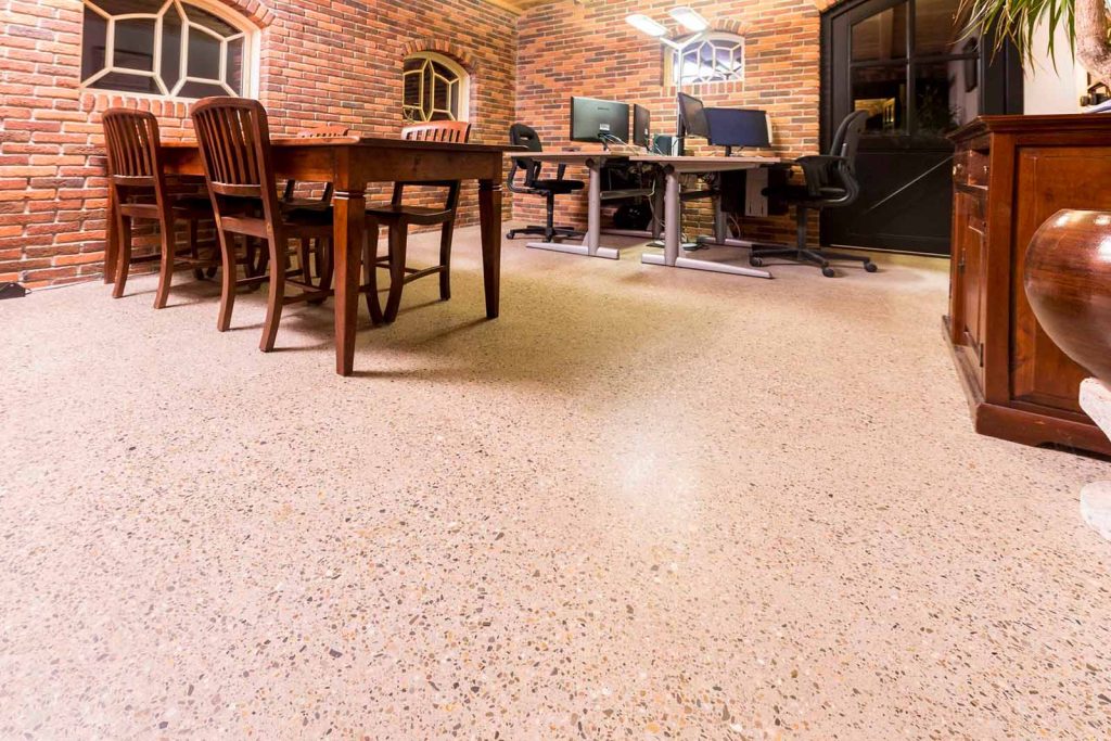 Terrazzo betonvloer kantoorruimte Bennekom Hardeman Vloerbewerking