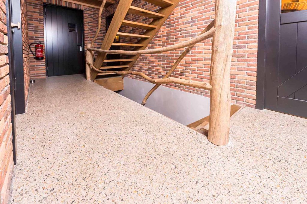 Terrazzo betonvloer kantoorruimte Bennekom Hardeman Vloerbewerking